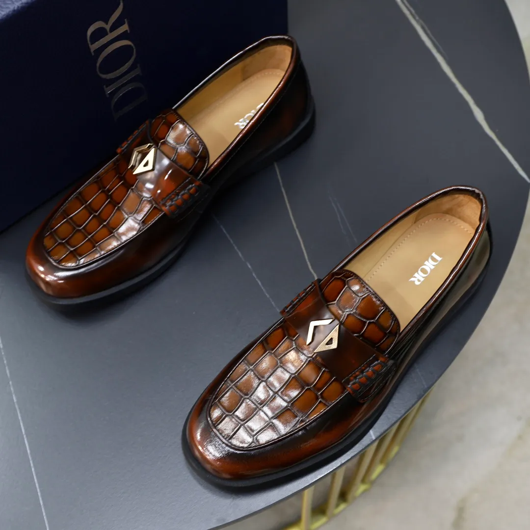 Ex-factory price: 540🙅‍♂️🙅‍♂️🙅‍♂️ Brand: Dior DIOR Standard code: Men's code 38/44 (45 can be customized) Grade: Same as the official website Material: Original cowhide stitching, cowhide lining, original TPU wear-resistant soft outsole Style categories: Leisure and sports version, footwear for driving, young fashion, European and American trends, British style Color: actual picture color